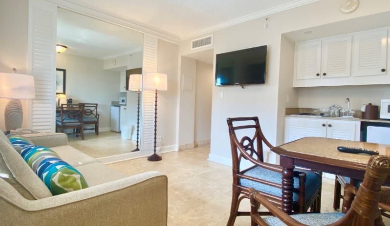 Tradewind Island Grand - Standard Suite Living room